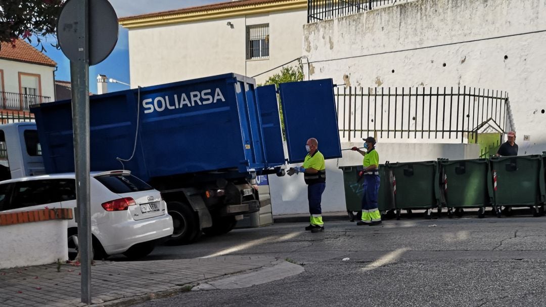 Operarios de Soliarsa en la barriada de San Rafael