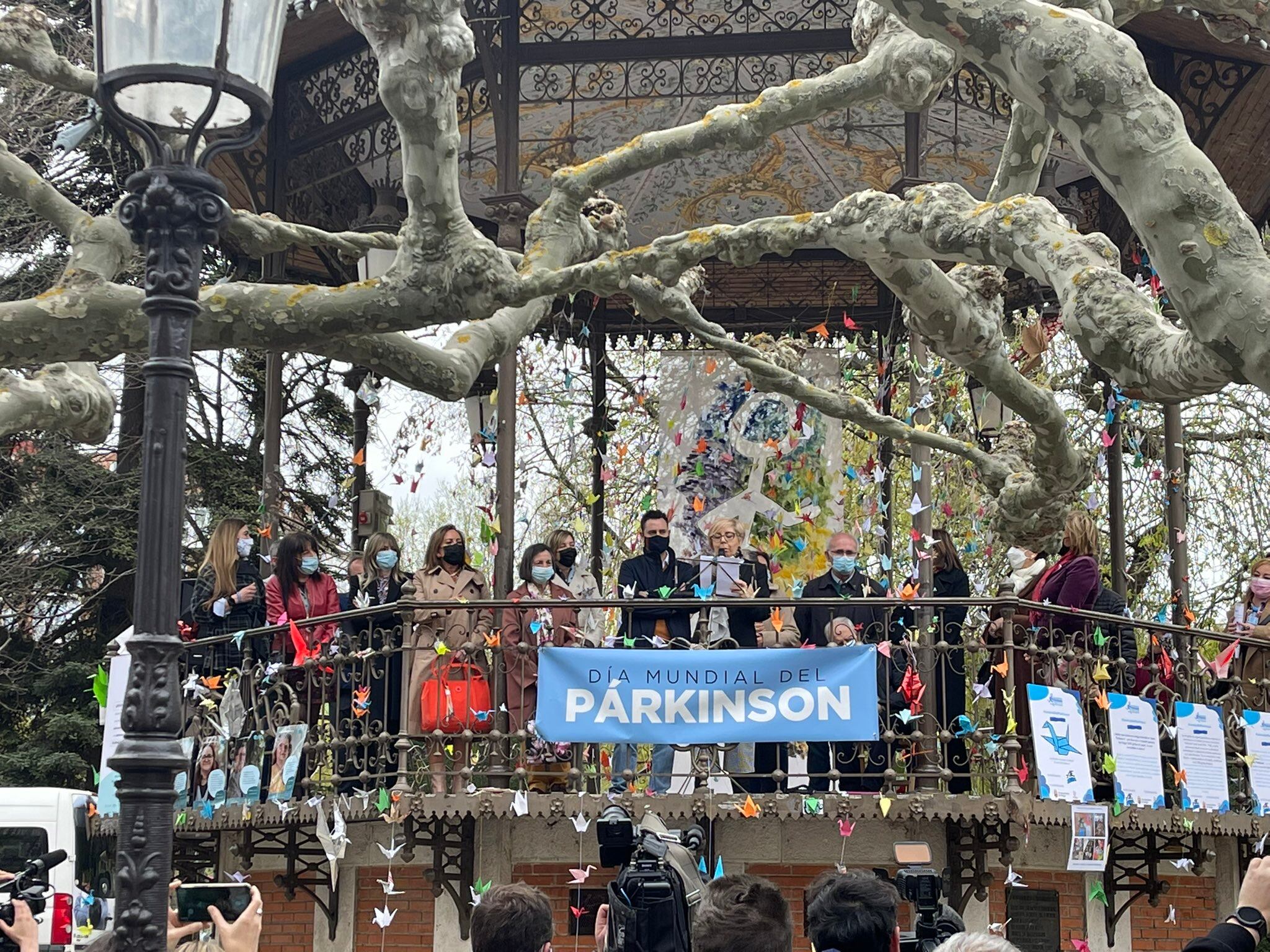 El templete del Espolón ha sido el escenario de la lectura del manifiesto por el Día Mundial del Parkinson