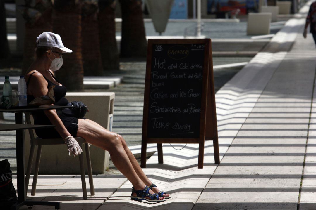 Personas hacen uso de las mascarillas frente al virus COVID-19 donde en el día de hoy son obligatorias llevarlas en espacios públicos en Málaga a 21 de mayo 2020 21 MAYO 2020
 