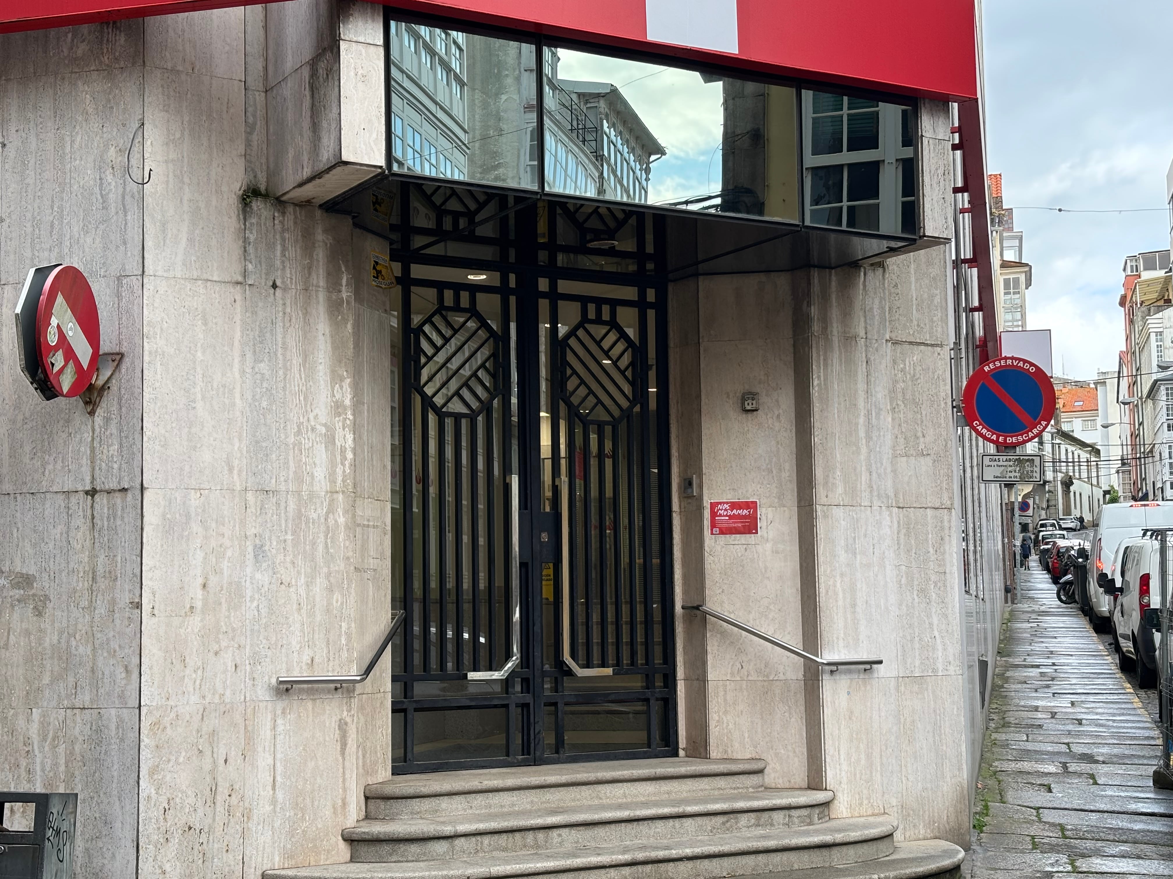 La oficina del Banco Santander entre las calles Real y Concepción Arenal ya tiene su imagen corporativa oculta (foto: Cadena SER)