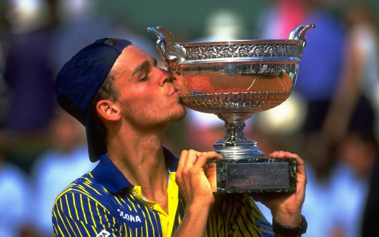 Gustavo Kuerten besa la Copa de los Mosqueteros tras triunfar en la edición 1997 de Roland Garros.