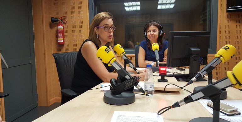 Ángeles Armisén en los estudios de Radio Palencia