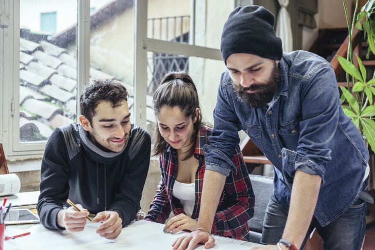 Jóvenes trabajando en la creación de una empresa