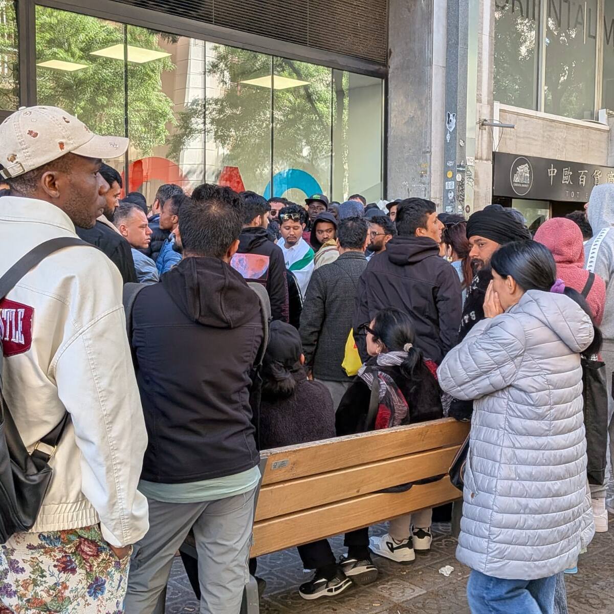 Abogados que acompañan el proceso de regularización: "Nos encontramos con clientes que han dormido en las colas, reventa de turnos y estafas de 400 euros por una cita gratuita"