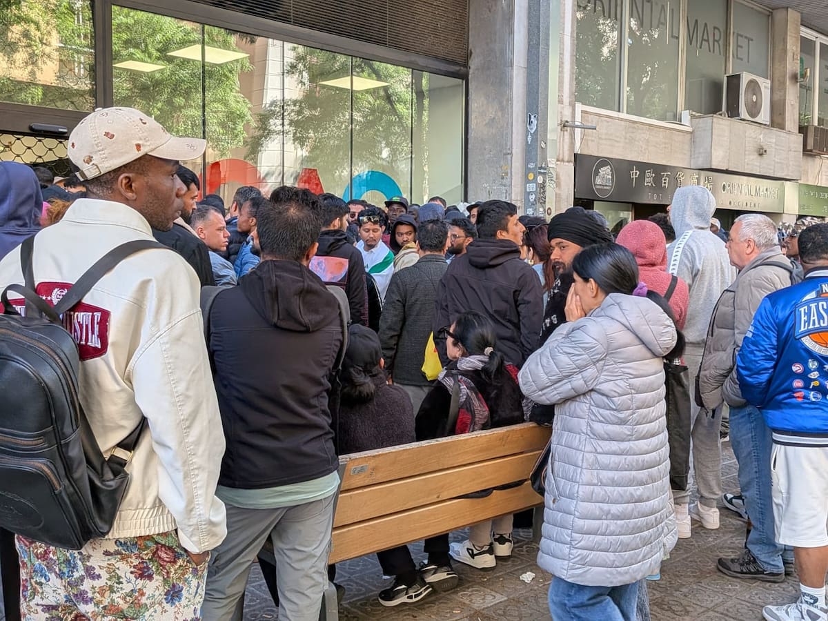 Abogados que acompañan el proceso de regularización: "Nos encontramos con clientes que han dormido en las colas, reventa de turnos y estafas de 400 euros por una cita gratuita"