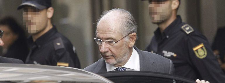 El expresidente de Bankia Rodrigo Rato entra en un coche a su salida de la Audiencia Nacional, donde fue citado por el juez Fernando Andreu para declarar como imputado por el caso de las tarjetas opacas de Caja Madrid el pasado 16 de octubre. EFE/Archivo