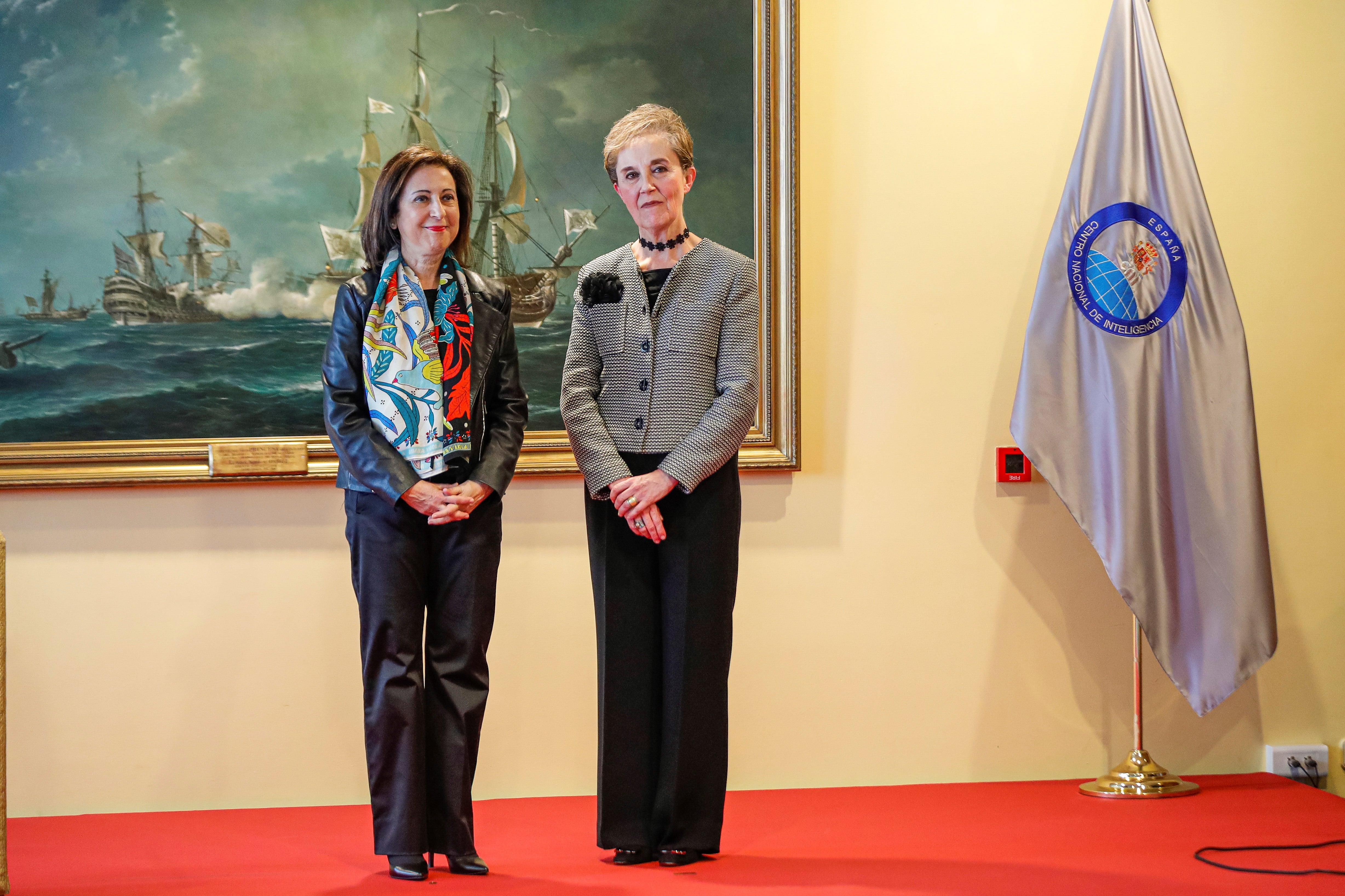 La directora del CNI, Paz Esteban (d) y la ministra de Defensa, Margarita Robles (i) durante su toma posesión, en una imagen de archivo.