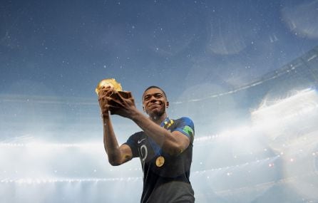 Mbappé sostiene la Copa del Mundo.