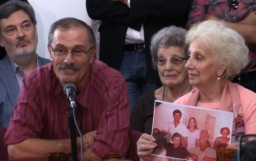 Estela de Carlotto (d), presidenta de las Abuelas de Plaza de Mayo, junto a Carlos Alberto Solsona (i), el padre de la nieta encontrada en España