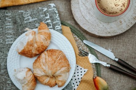 Cruasanes sobre un plato