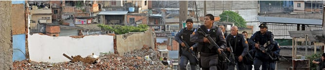 Algunos de los de 2.500 hombres de las policías Militar, Civil y Federal, así como del Ejército brasileño, que participaron en la operación para desalojar a los narcotraficantes escondidos en las favelas del Complexo do Alemao