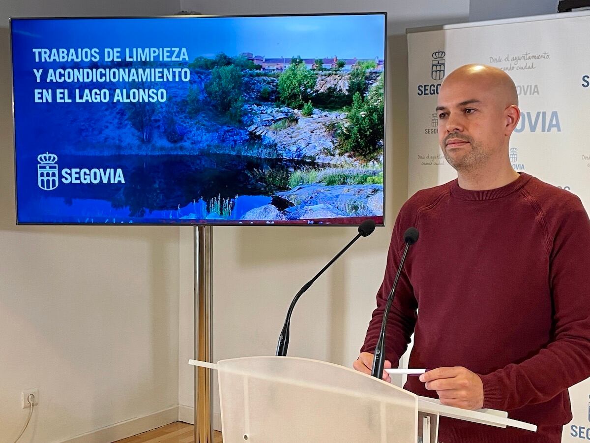 Ángel Galindo, concejal de medio ambiente del Ayuntamiento de Segovia, presentando las mejoras en el entorno del Lago Alonso