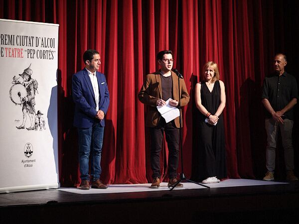 Àlex Costa acompañado por Antonio Francés, alcalde de Alcoy; Elisa Guillem, edil de Cultura y Josep Policarpo, director de la Mostra de Teatre, en el escenario del Teatre Principal.