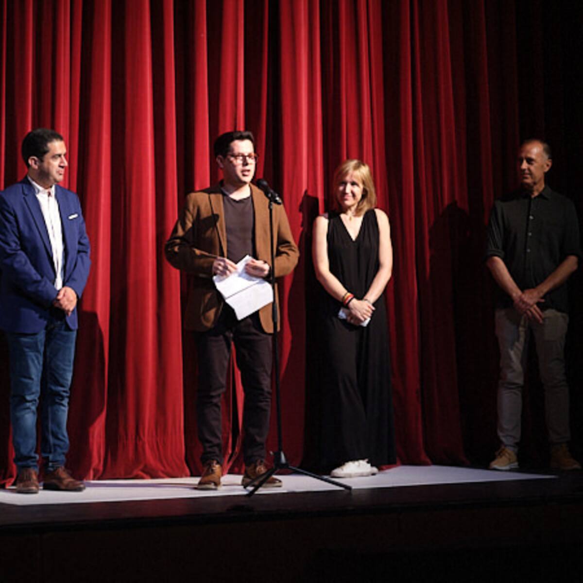 Àlex Costa recibe el Premi de Teatre Ciutat d'Alcoi 2024 por su obra 'El gronxador'