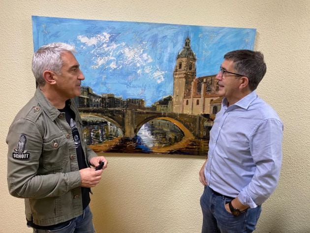 El periodista Jon Sistiaga junto al exlehendakari Patxi López.