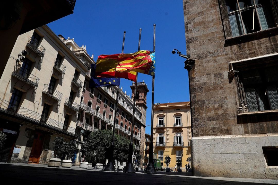 Instituciones, entidades sociales y ciudadanos se han sumado a las 12 horas de este miércoles, primero de los diez días de luto decretados por el Gobierno