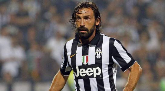 Juventus&#039; Andrea Pirlo controls the ball during their Italian Serie A soccer match against Sassuolo at the Mapei stadium in Reggio Emilia October 18, 2014. REUTERS/Giampiero Sposito (ITALY - Tags: SPORT SOCCER)