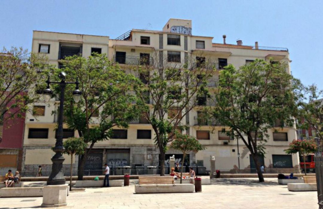 Manzana de los edificios de los cines Astoria y Victoria en la Plaza de la Merced