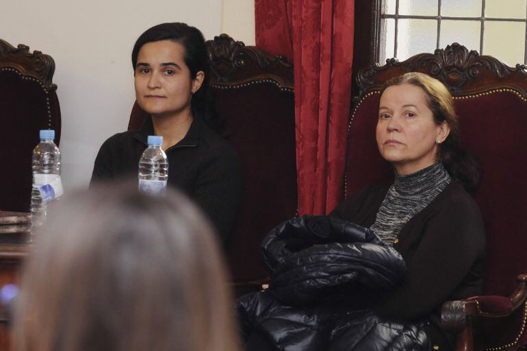 Las acusadas Montserrat González (d) y su hija Triana Martínez (i), durante la novena jornada del juicio por el crimen de la dirigente del PP en León Isabel Carrasco