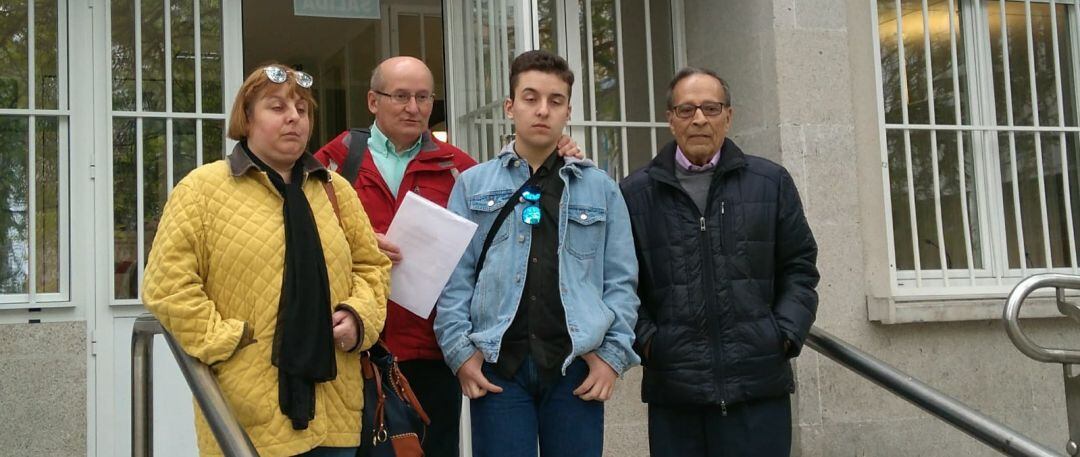 Fran Amor Llopis y sus familiares alas puertas de la Audiencia Provincial