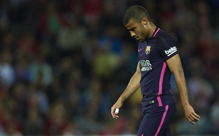 Rafinha abandona el partido ante el Granada.