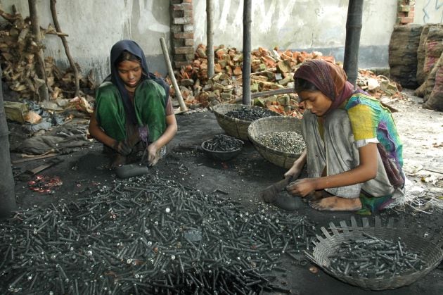 Bangladesh, 2006. Dos chicas sacan metales del interior de baterías usadas para su reciclaje