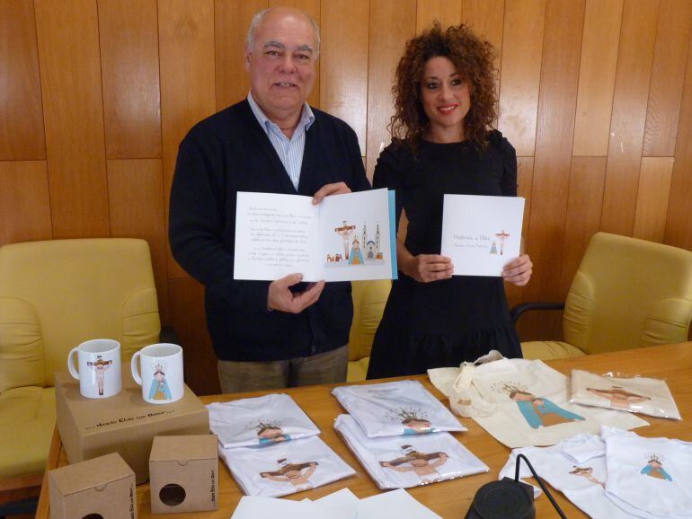 Ramón González, presidente de la Cofradía, junto a la diseñadora Lola González 