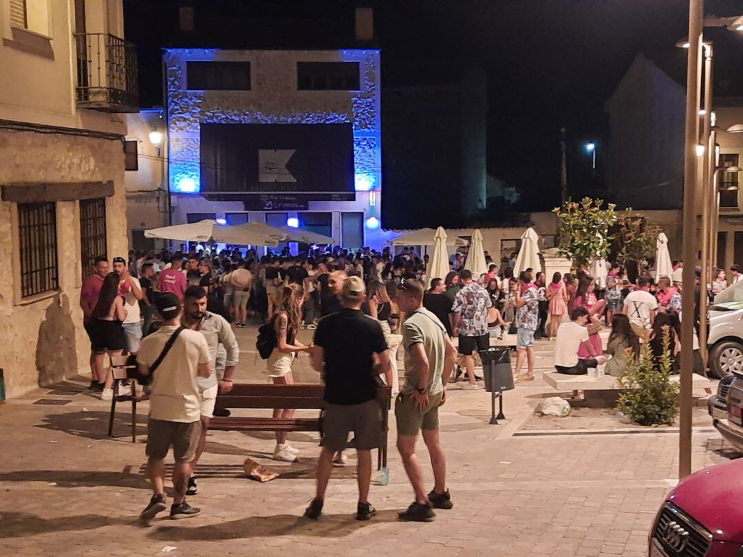 Numerosos jóvenes se concentraron en la Plaza de la Cruz de Cuéllar durante la tarde noche del viernes y del sábado