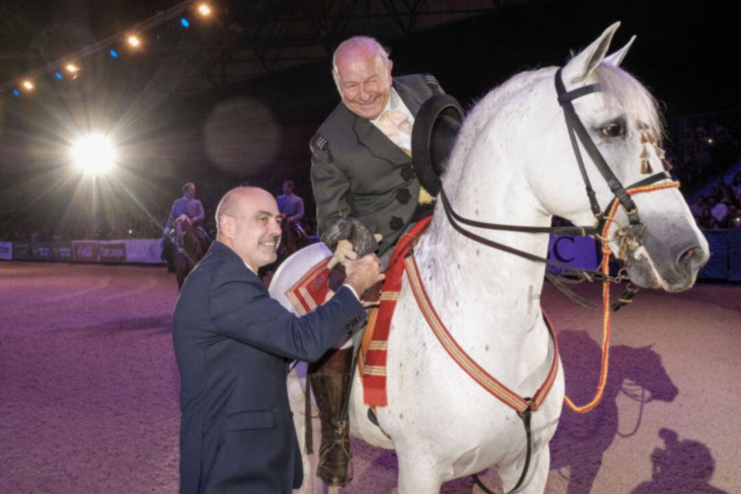 Álvaro Domecq, recibiendo el reconocimiento de José Juan Morales en SICAB.