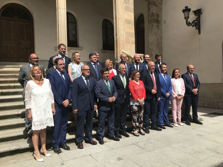 Los asistentes posan antes del comienzo de la Comisión