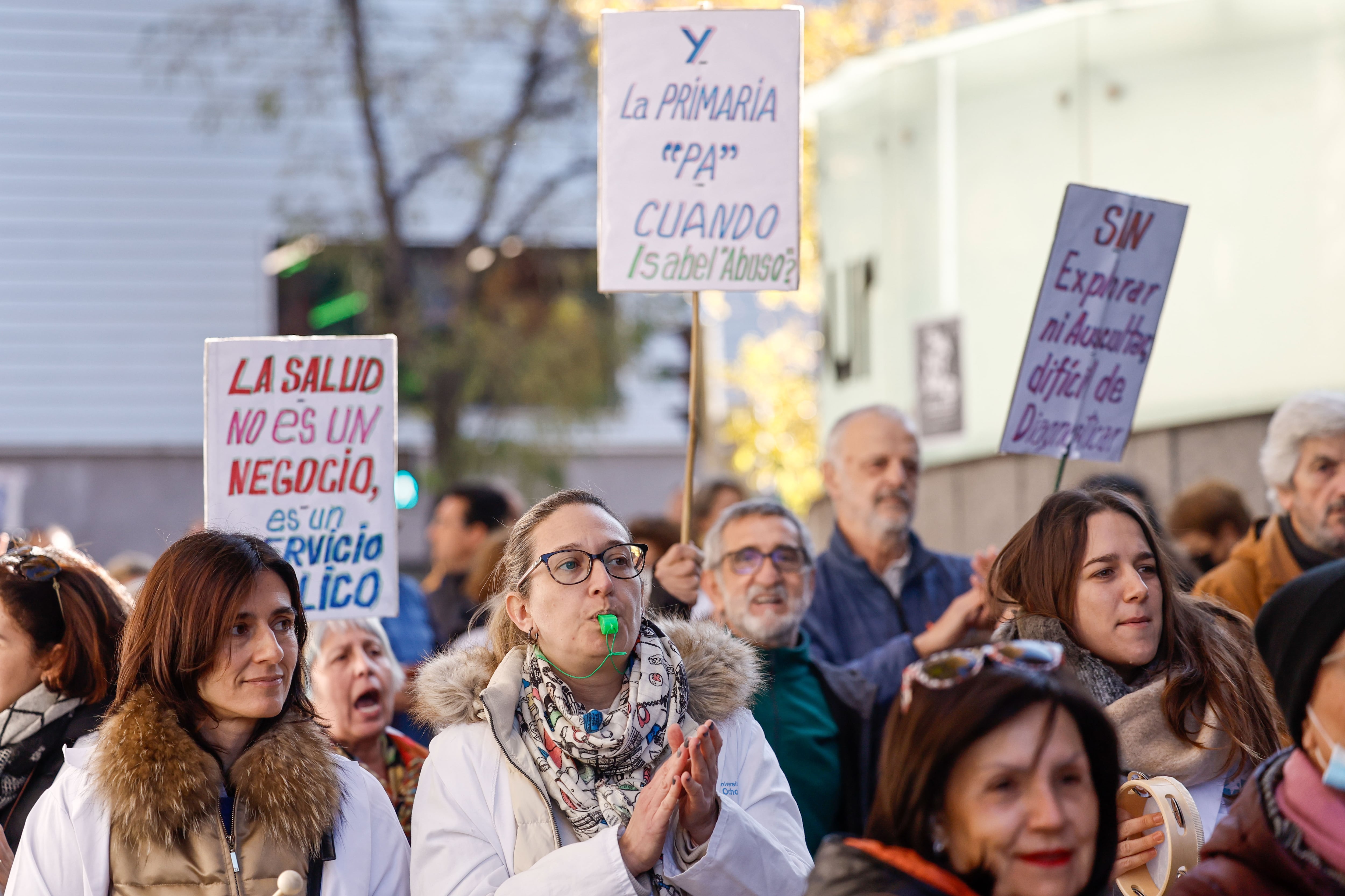 MADRID, 01/12/2022.- Convocados por el sindicato Amyts, que mantiene una huelga indefinida en los centros de salud madrileños desde hace nueve días, médicos de Familia y pediatras se concentran frente a la Asamblea de Madrid aprovechando el pleno que se celebra este jueves. EFE/ Sergio Perez
