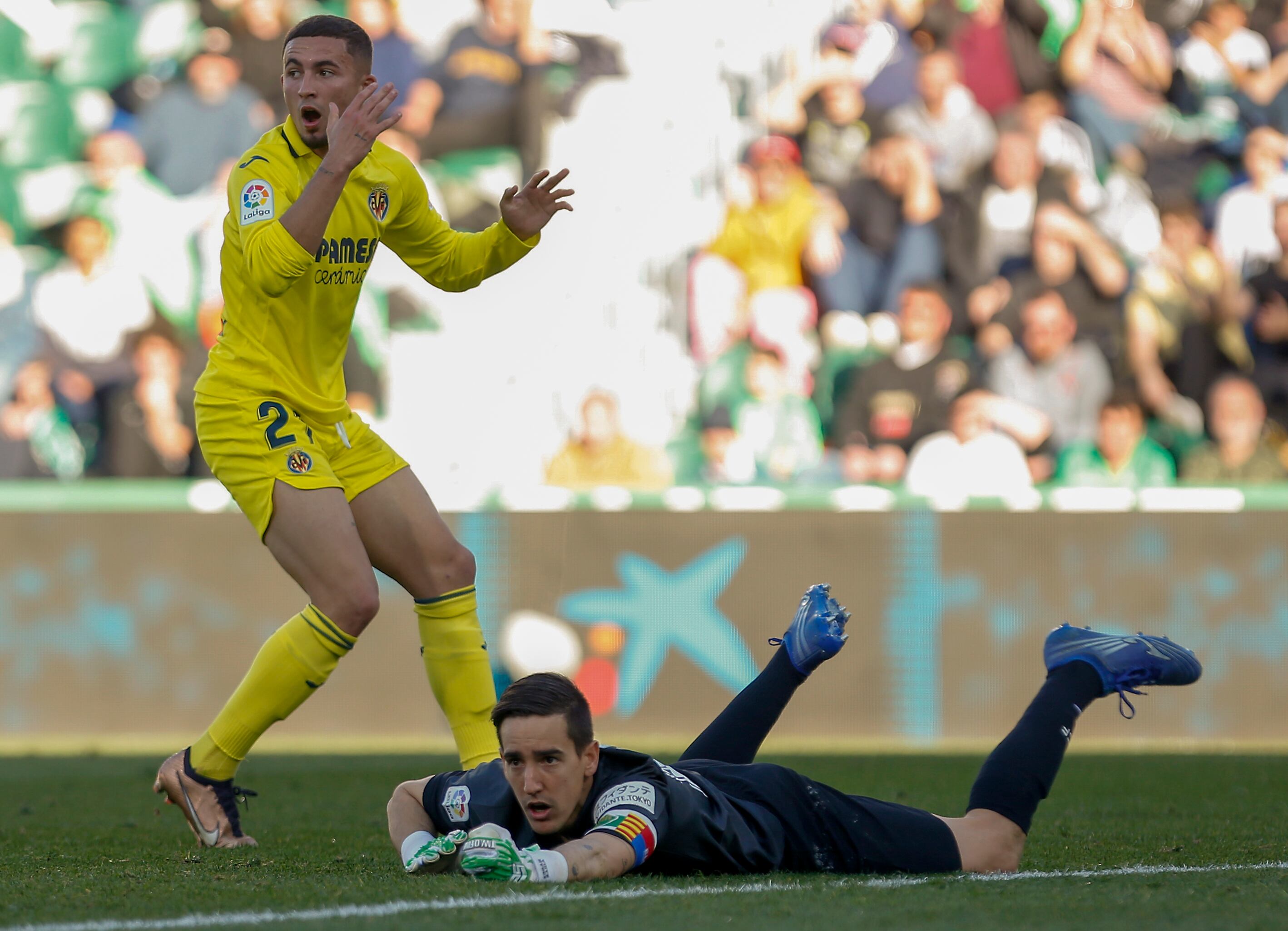 ELCHE (ALICANTE), 04/02/2023.- El delantero del Villareal Yeremy Pino (i) reacciona durante el partido de fútbol correspondiente a la J20 de LaLiga Santander que se juega este sábado en el Estadio Martínez Valero de la ciudad ilicitana entre el Elche CF y el Villarreal CF. EFE/Miguel Ángel Polo