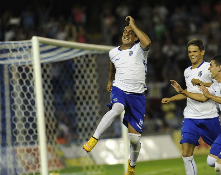 El delantero uruguayo celebrando un gol con el CD Tenerife