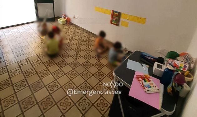 Interior de la vivienda con los menores jugando en el suelo