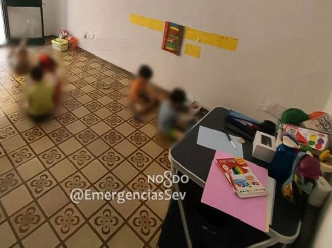 Interior de la vivienda con los menores jugando en el suelo