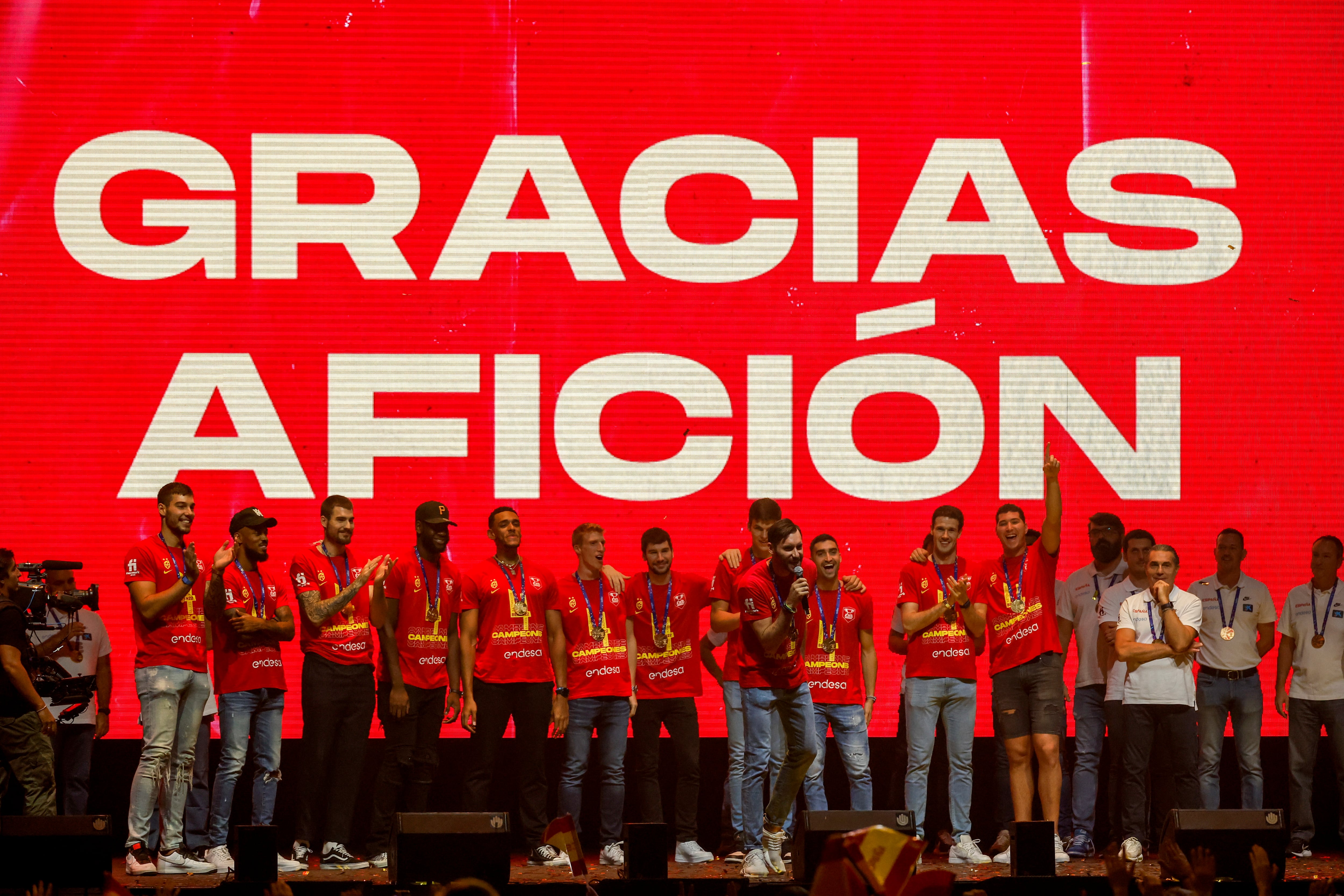 Los jugadores de la selección española celebran el oro cosechado tras vencer a la selección de Francia en la final del Eurobasket 2022, durante un acto en el Wizink Center de Madrid. EFE/ Juanjo Martín