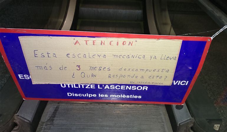 Escalera mecánica averiada en la Estación de metro de la Avenida del Cid