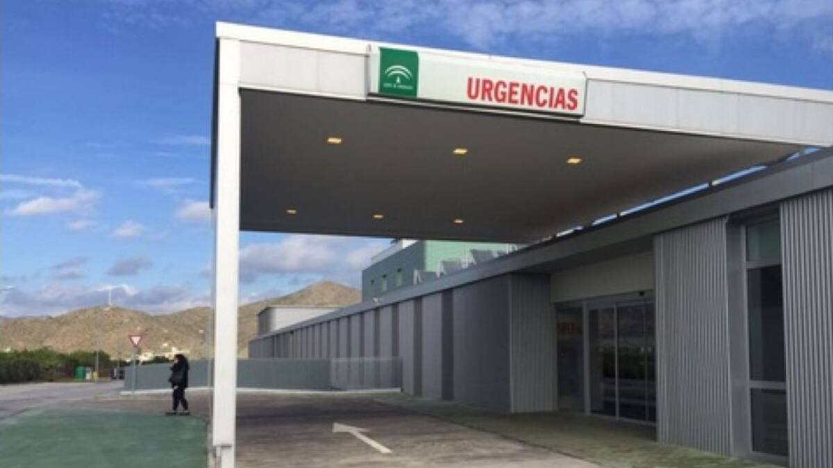 Cuatro vecinos sacan a un matrimonio mayor del incendio de su vivienda en Pizarra