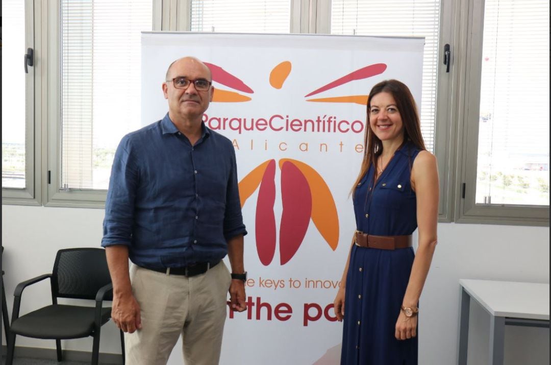 El rector de la Universidad de Alicante, Manuel Palomar, con la consellera de Innovación, Carolina Pascual, en una reciente visita de ésta al parque científico.