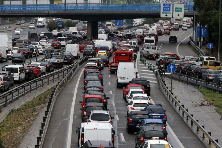 Los atascos en las calles y carreteras de acceso son muy habituales en las grandes ciudades del mundo como Madrid. 