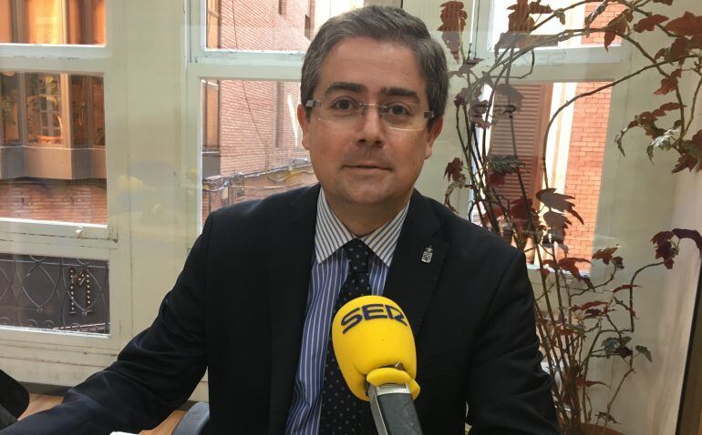 El concejal de Promoción Económica, Jesús Pacheco, durante una entrevista en los estudios de Radio Murcia-Cadena SER