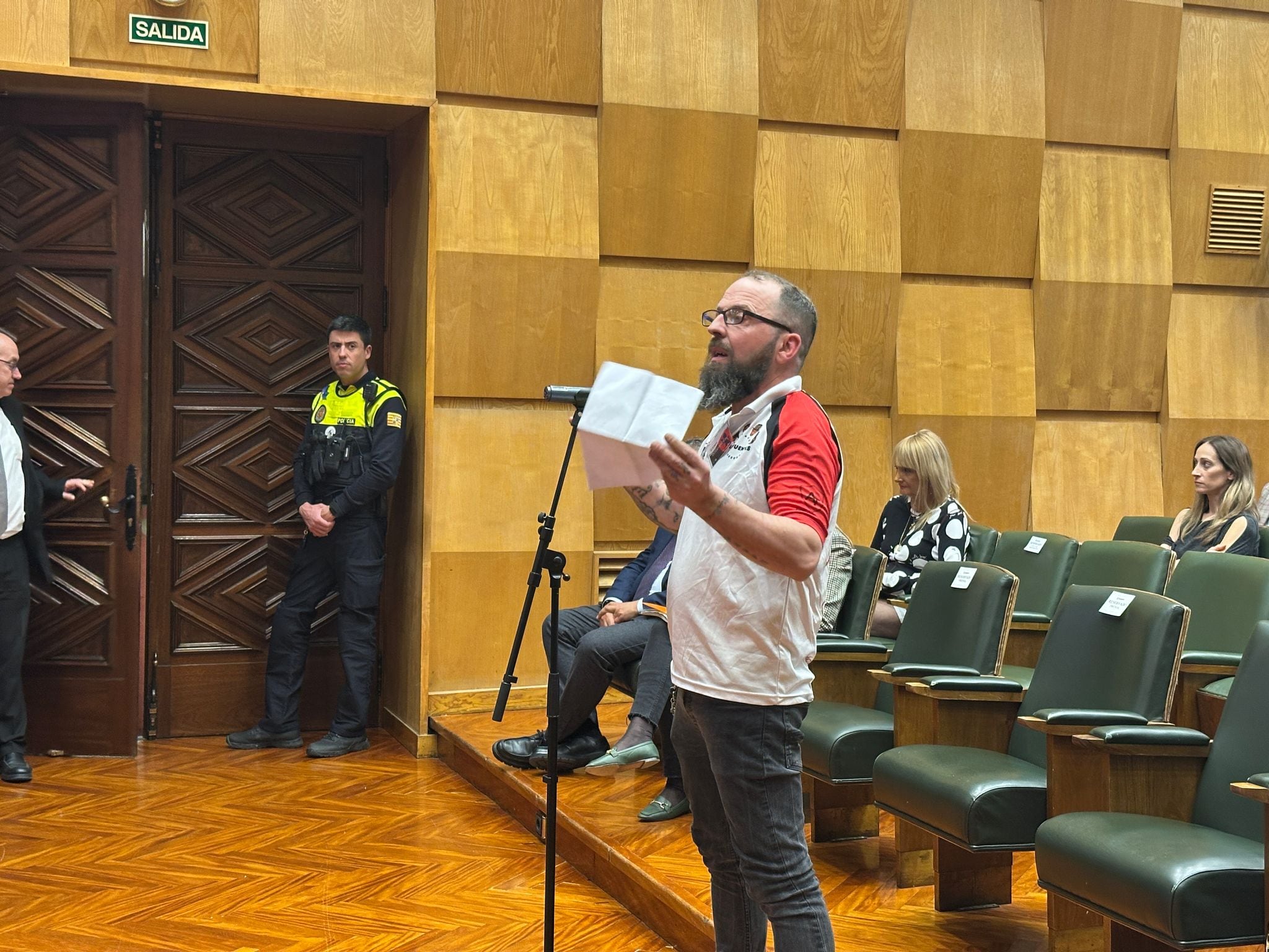 Protestas de las comparsas de cabezudos en el Ayuntamiento de Zaragoza