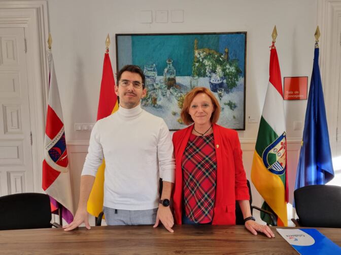 El portavoz del equipo de gobierno, Esteban Martínez, y la concejal de pintura, Flor Lavilla, presenta la nueva edición del certamen de pintura al aire libre Ciudad de Calahorra