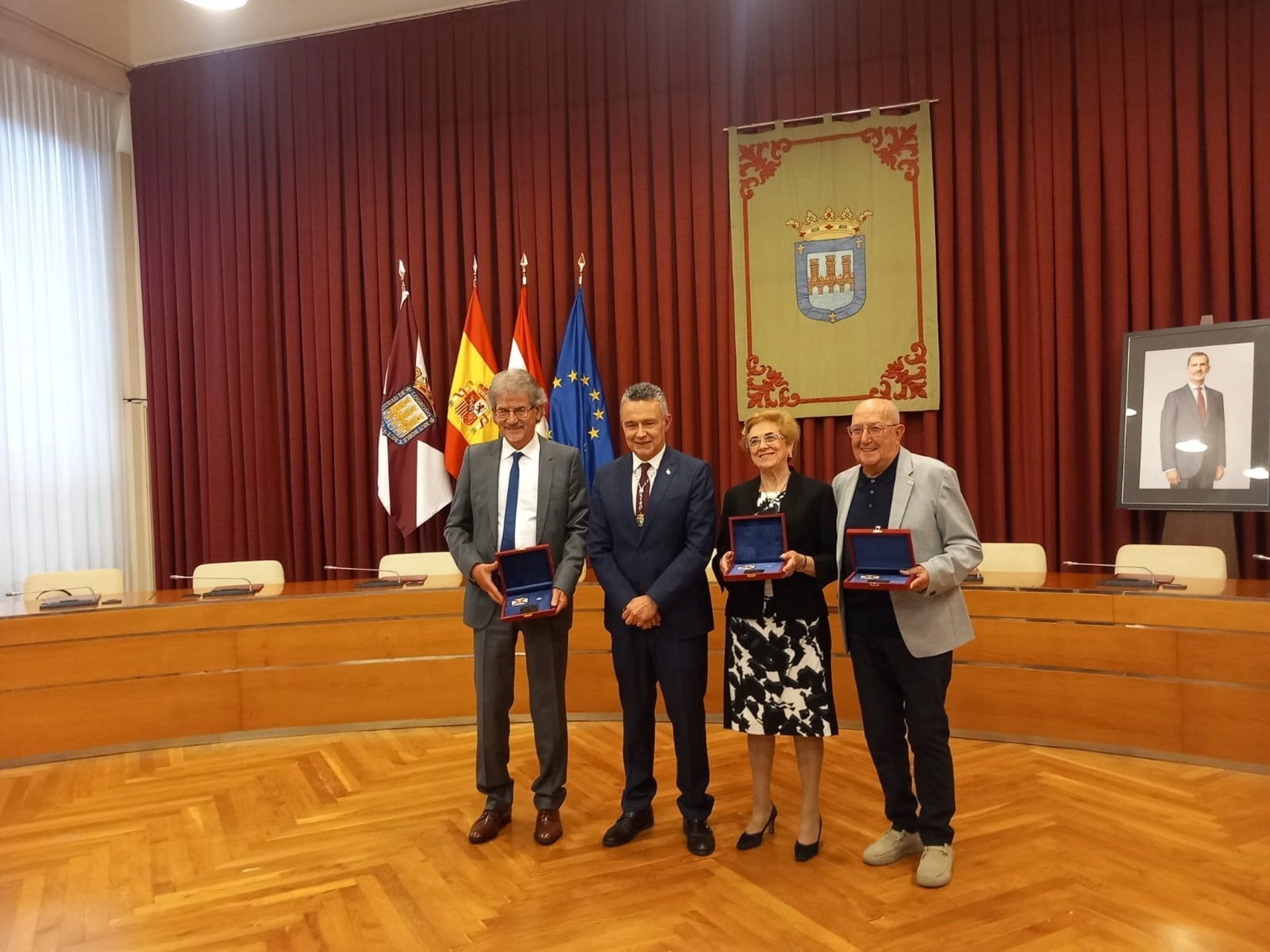 10/06/2024 Angélica Sáenz, Rafael J. Ibarrula y José Manuel Calzada reciben las Insignias de San Bernabé de 2024.

Angélica Sáenz, Rafael J. Ibarrula y José Manuel Calzada han recibido este lunes las Insignias de San Bernabé 2024 en un acto que se ha desarrollado en el salón de plenos del Consistorio logroñés, al que han asistido, casi al completo, la Corporación Municipal, así como amigos y familiares de los homenajeados.

SOCIEDAD ESPAÑA EUROPA LA RIOJA
