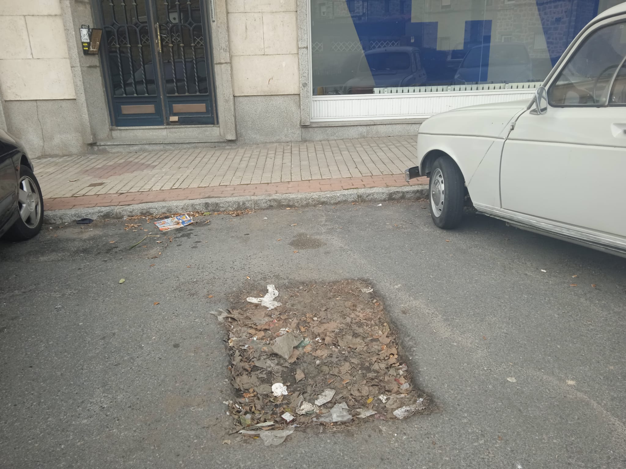 Agujero frente al número 20 de la calle Hornos Caleros