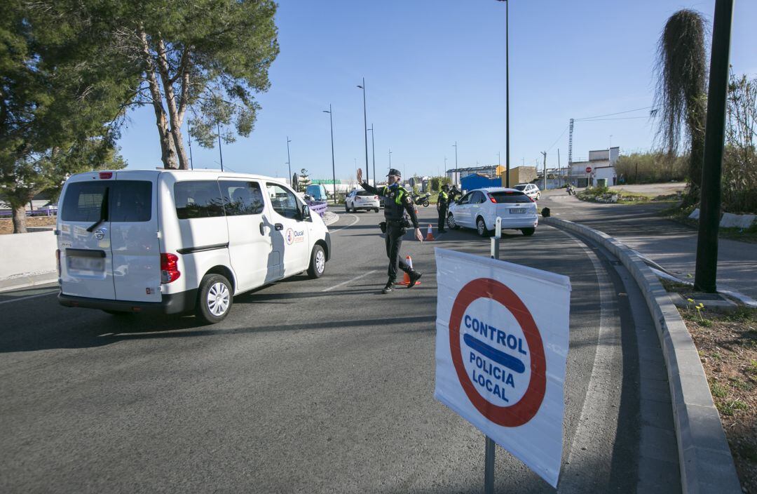 Control de tráfico por el cierre perimetral en Gandia 