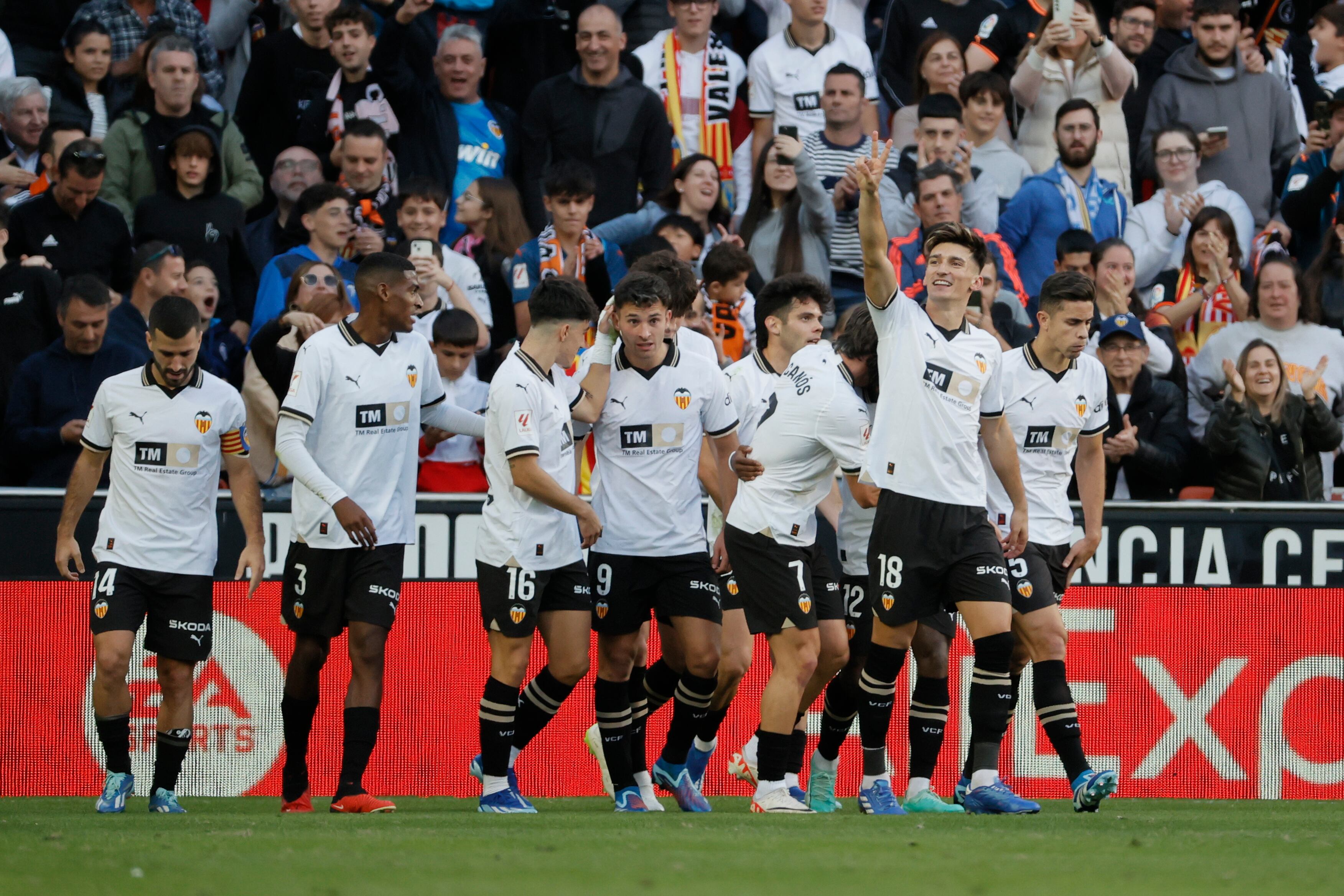 VALENCIA (ESPAÑA), 05/11/2023.- El centrocampista del Valencia Pepelu (2d) celebra tras anotar el 1-0 durante el partido correspondiente a la jornada 12 de LaLiga que Valecnia CF y Granada disputan este domingo en Mestalla. EFE/ Juan Carlos Cárdenas