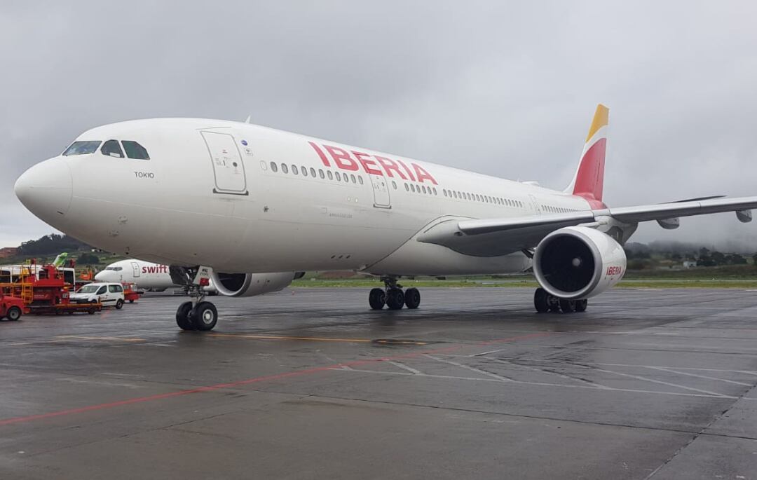 Un Airbus A330-200 de Iberia aterriza por primera vez en el aeropuerto Tenerife Norte procedente de Madrid y con recursos sanitario para luchar contra el coronavirus en su interior