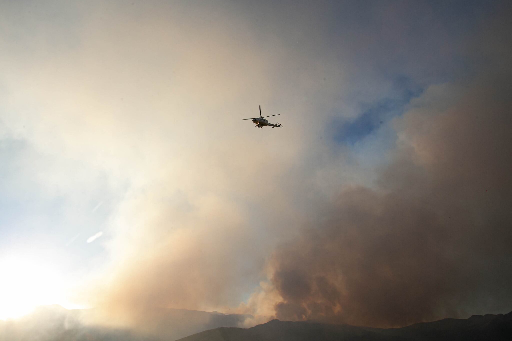 Un helicóptero sobrevuela el incendio del Pico del Lobo, en la Sierra Norte de Guadalajara, este viernes por la tarde