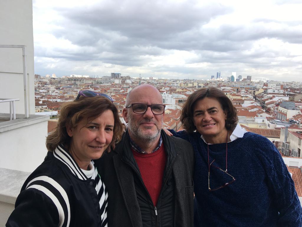 Sandra Luque, Gonzalo Obregón y María Carrasco en la terraza de la Cadena SER en Madrid